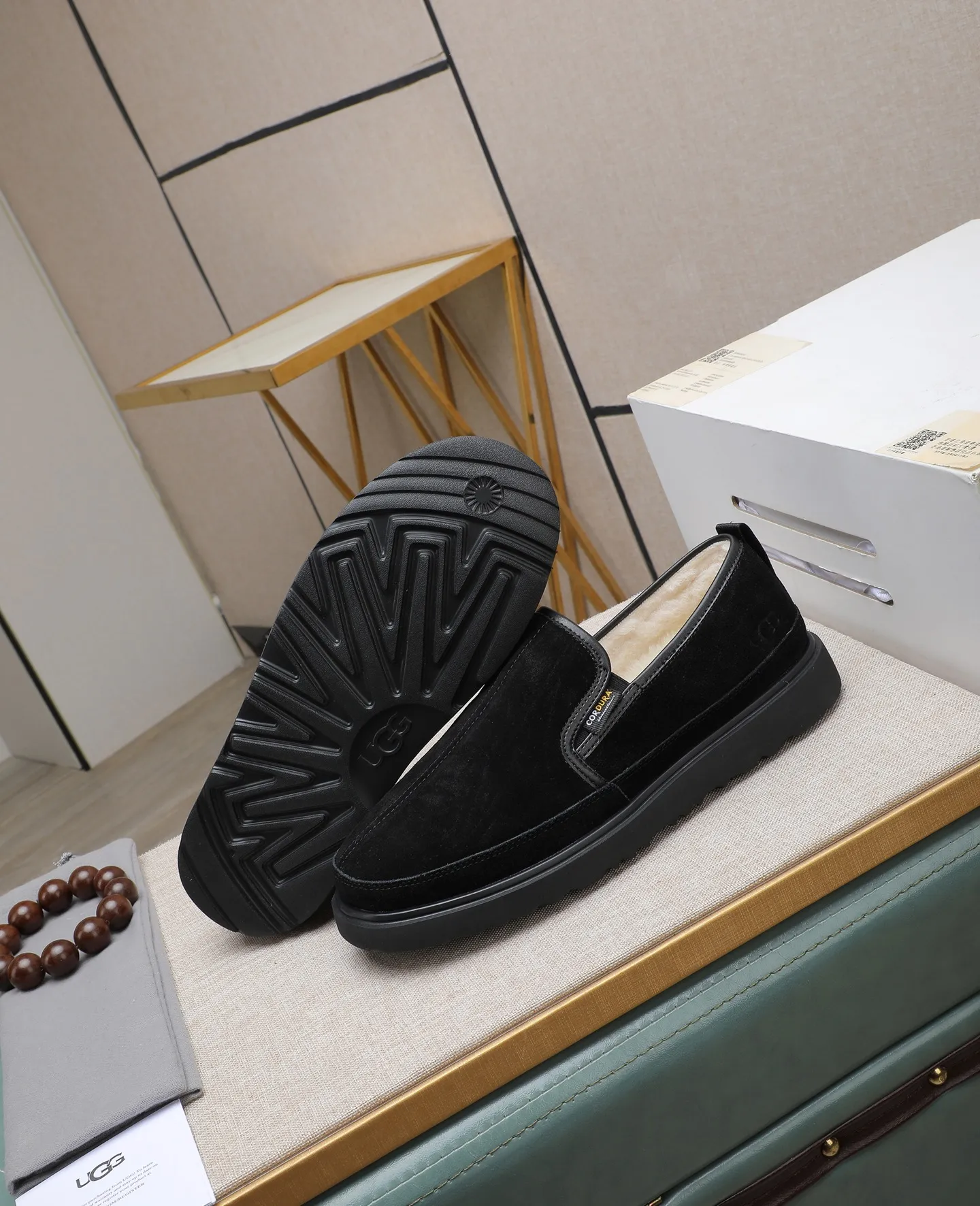 Men's men's shoes 💰560 (full genuine wool lining, 10% off for fake ones) Please note the quality of the original order and compare the thickness of the wool 🏮🏮 Popular UGG men's shoes from Australia's warm luxury brand, the official website is synchronized, Beckham men's style..., made of imported top-layer waxed cowhide, waxed toe box, Australian real wool velvet lining Carefully sewn...Imported rubber Martin boots outsole (comfortable, soft, wear-resistant) The quality is really great...Exquisite workmanship, you can't put it down at first sight, size 39-44 (38 45 custom-made)